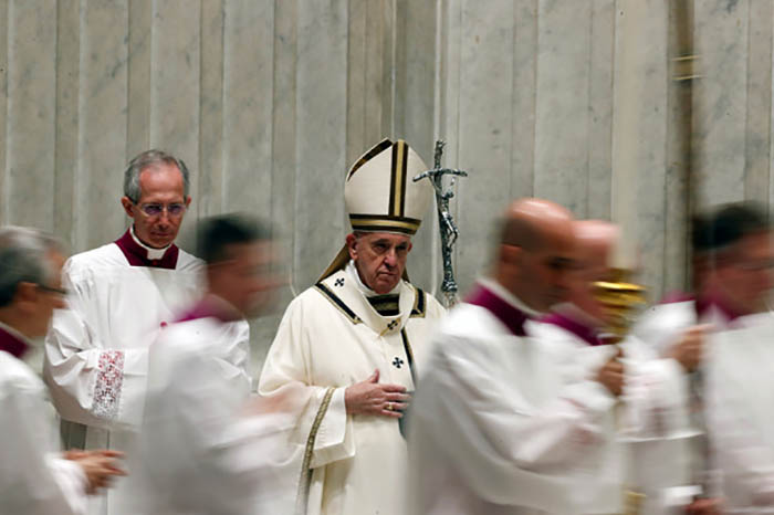 Папа проводил в этом году церемонию отпущения грехов заочно.