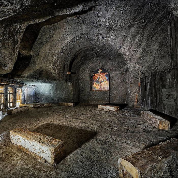 Тёмные пещеры шахтёры постепенно превратили в королевские палаты.