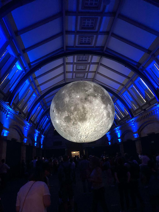 В Музее естествознания есть копия Луны.