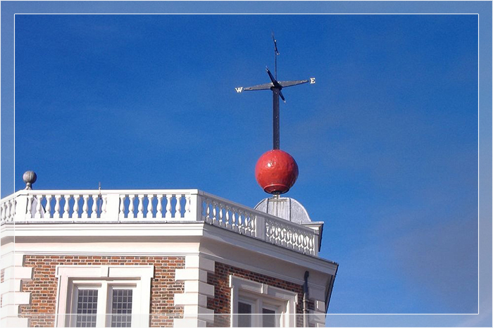 Шар времени на вершине дома Флэмстид в Гринвиче, Лондон.
