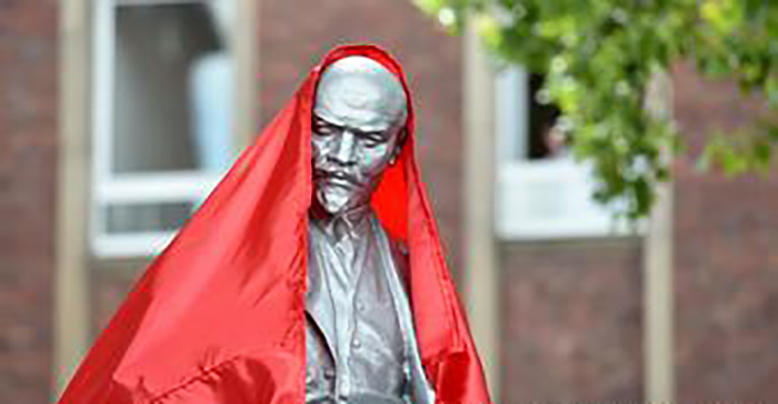 Памятник Ильичу, любовно укрытый красным флагом.