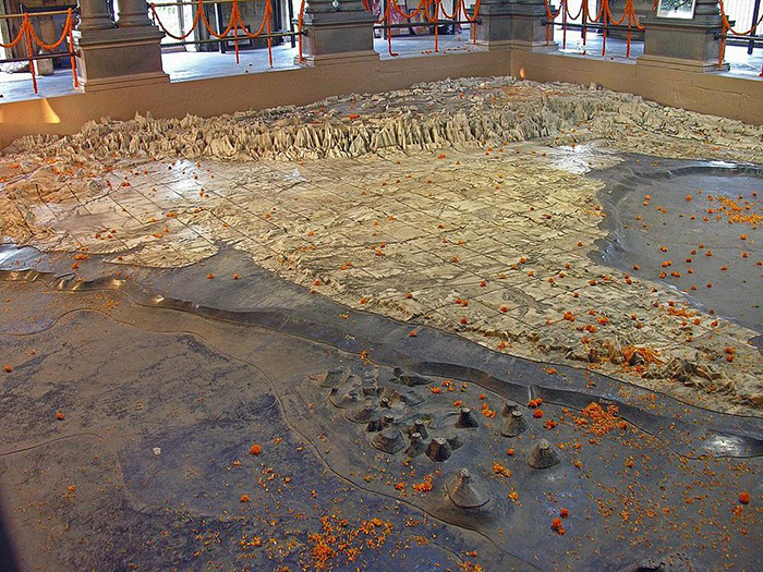 Карта огромная и занимает почти весь пол храма.