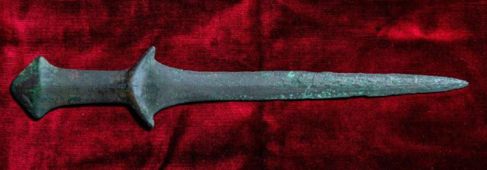 Клинок очень похож на оружие, найденное в Королевском дворце Арслантепе.