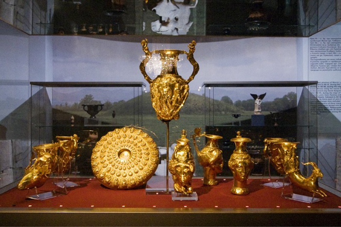 Сокровища выставляют в стеклянных витринах музея.