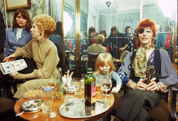 ЭДэвид Боуи с семьёй на пресс-конференции в отеле Amstel в Амстердаме, 1974 год.