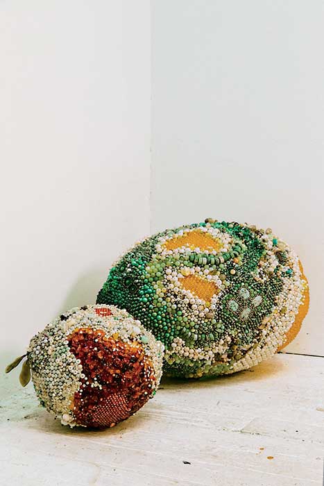 Две крупные фруктовые работы Райан: апельсин (2019), украшенный сердоликом, змеевиком и амазонитом; и лимон (2019), инкрустированный авантюрином, дымчатым кварцем и аметистом.