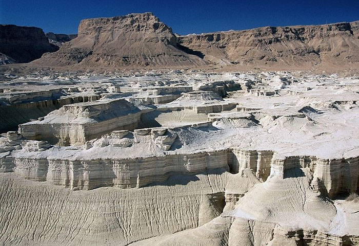 Неэкономное использование природных ресурсов приводит к быстрому уменьшению уровня Мёртвого моря.