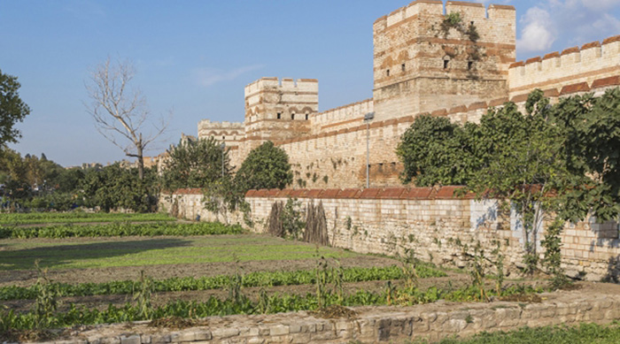 Городские стены были построены в V веке во время правления Феодосия II.