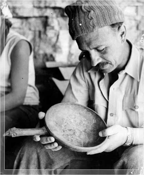 Археолог Игаэль Ядин с лопаткой для благовоний, найденной в Пещере писем в Иудейской пустыне. 1960 год.