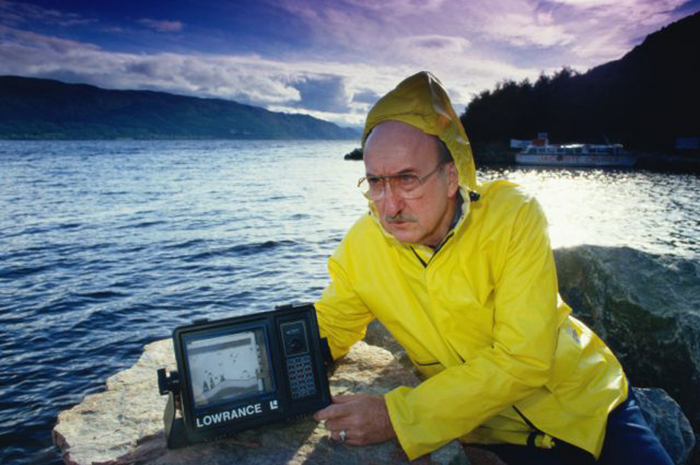 Учёный Тейн Смит Лоуранс с гидролокатором во время одной из многочисленных попыток отыскать легендарного Лох-Несского монстра, Шотландия, февраль 1999 года.