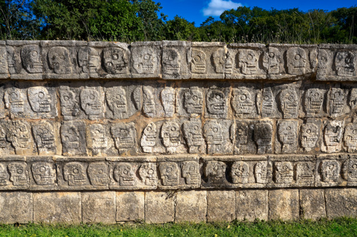 Стена черепов в Чичен-Ице.