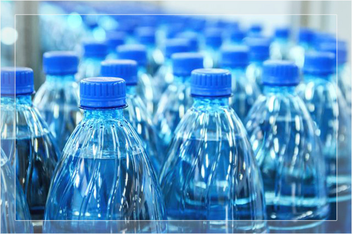 Вода в пластиковых бутылках.