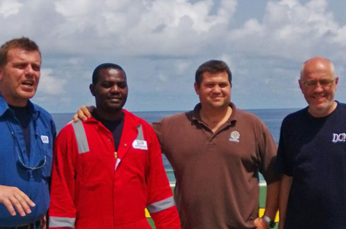 Харрисон Оджегба Окене (второй слева) позирует с членами дайвинг-команды DCN, которые спасли ему жизнь после трёх суток на дне океана.