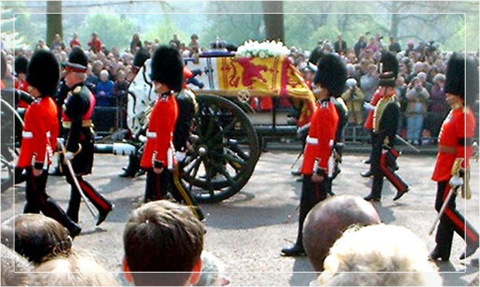 Похороны британских королевских особ часто проходили совершенно не по плану.