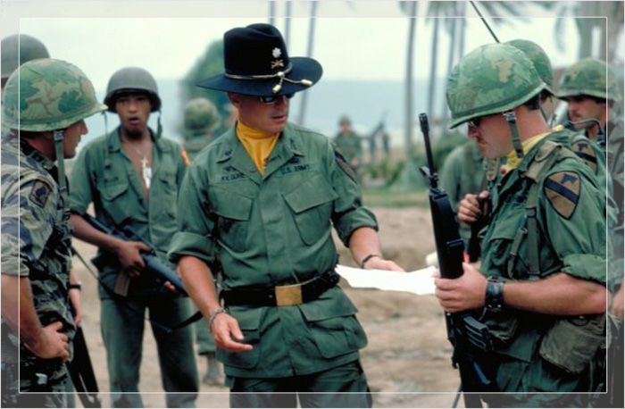 Роберт Дюваль в роли подполковника Билла Килгора в окружении солдат в фильме «Апокалипсис сегодня».