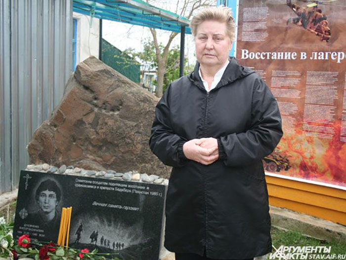 Вдова Виктора Духовченко у мемориала погибшим героям Бадабера.