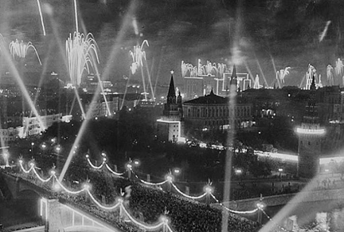 Праздничный салют в Москве 9 мая 1945 года.