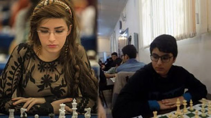 Дорса Дерахшани и её брат Борн на соревнованиях по шахматам.