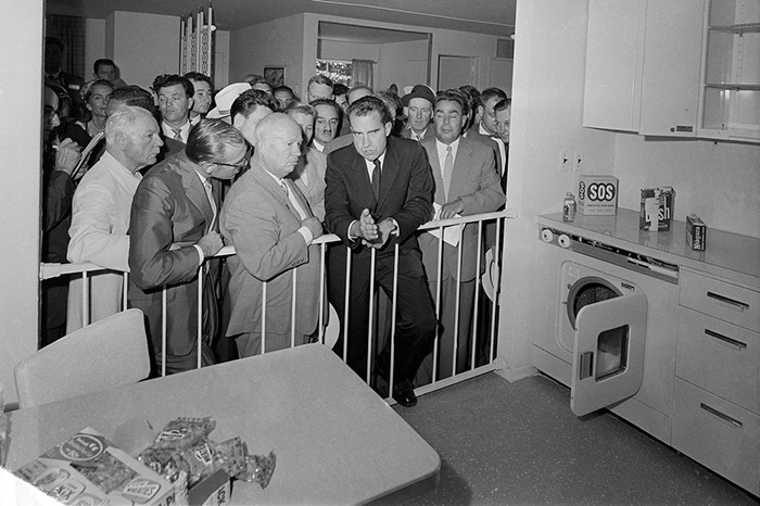 Ричард Никсон и Никита Хрущёв на печально известных «кухонных дебатах».
