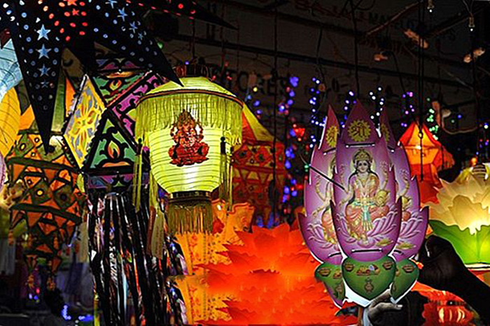 Фонари на ярмарке в честь праздника Дивали.