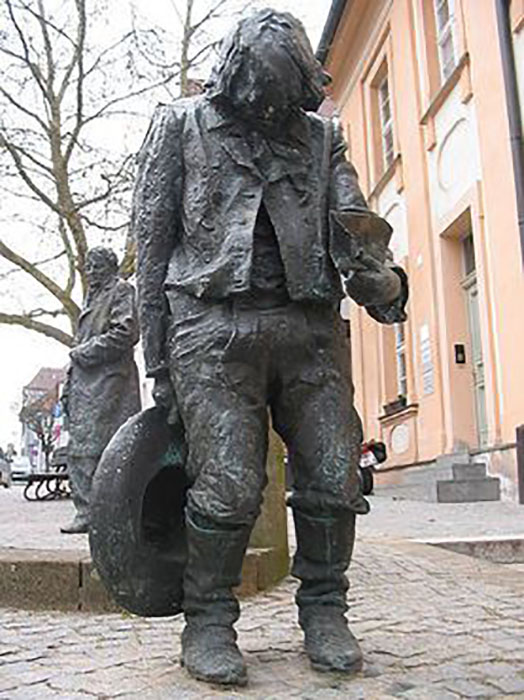 Памятник Каспару Хаузеру в старом центре города Ансбаха, Германия.