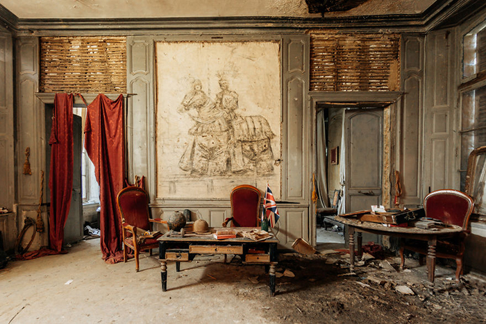 Роман Тьерри успел сфотографировать интерьеры замка до того, как он был полностью уничтожен пожаром.