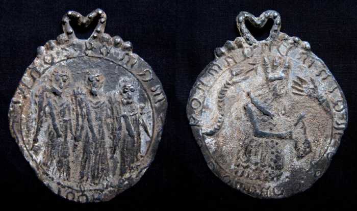 Подделки приняли за религиозные жетоны времён правления Марии І.