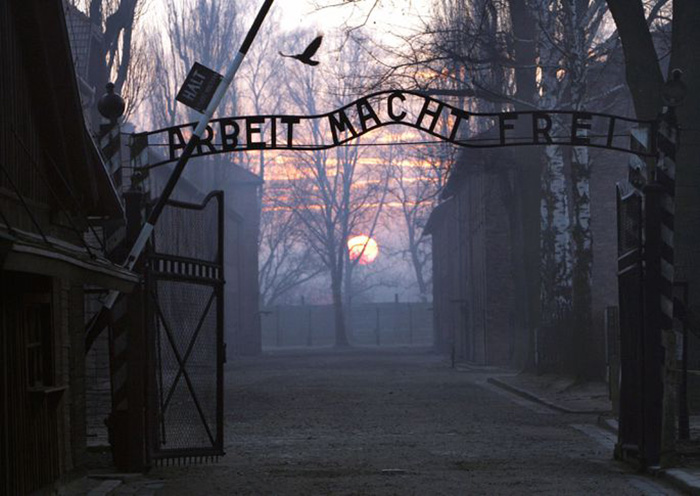 Главные ворота концлагеря Освенцим.