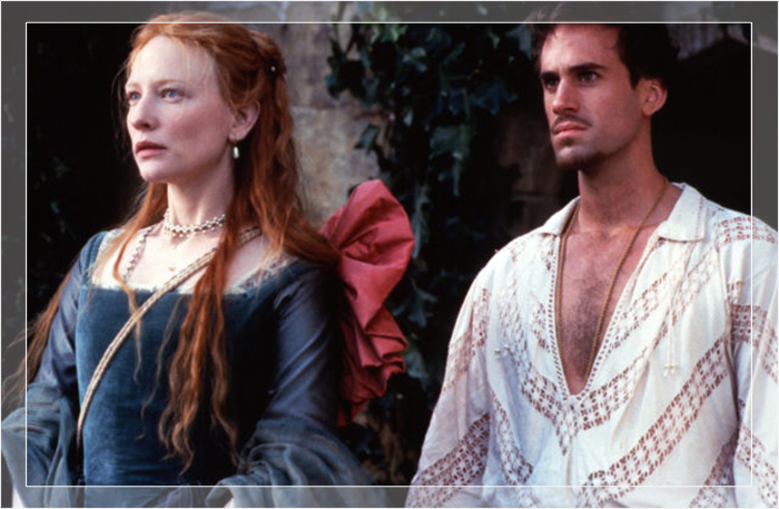 Кейт Бланшетт в роли юной Елизаветы I и Джозеф Файнс в роли Роберта Дадли в фильме 1998 года «Елизавета» .