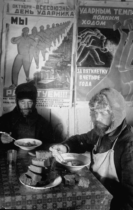 Двое рабочих за обедом, 1931 год.