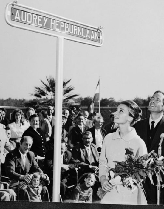 Одри Хепберн на открытии улицы в свою честь.
