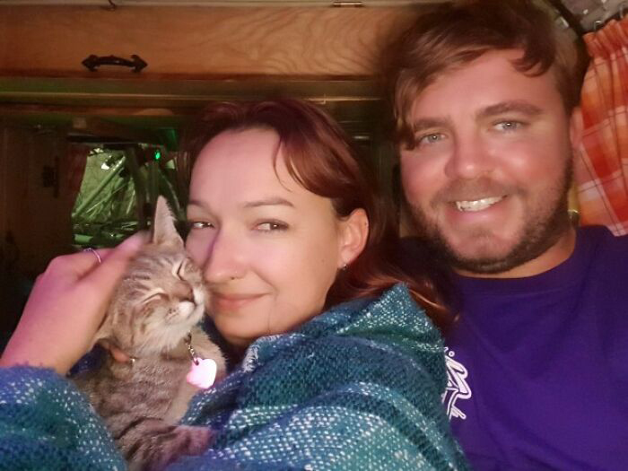 Уиллоу, Ли и их приёмная кошка Эми, которую они нашли в Вашингтоне.