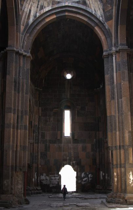 Массивная часть руин, внутренний снимок Анинского собора.