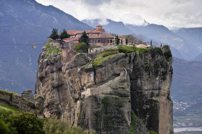 Монастырь находится на вершине 400-метровой скалы.