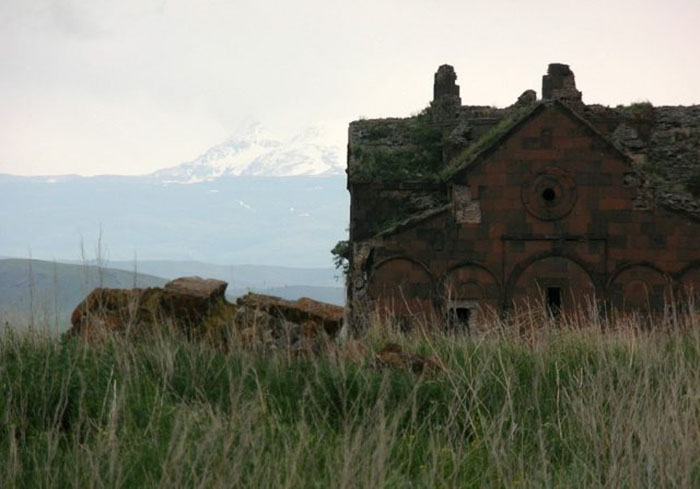 Собор Ани на фоне армянских гор.