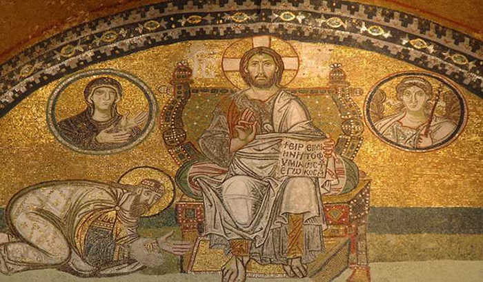 Иисус Христос, а по обе стороны от него в медальонах находятся портреты Богородицы, архангела Михаила и императора Льва VI.