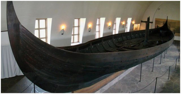 Корабль Gokstad в специально построенном музее кораблей викингов в Осло, Норвегия. 