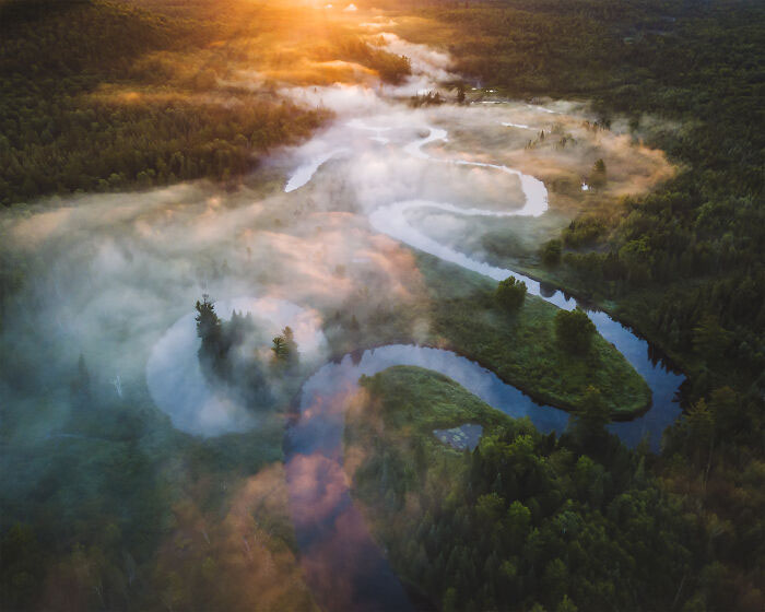 Река-змея в мечтательной туманной дымке.