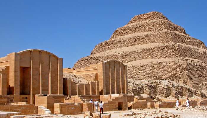 Величественное строение среди песков Египта - самая первая пирамида.