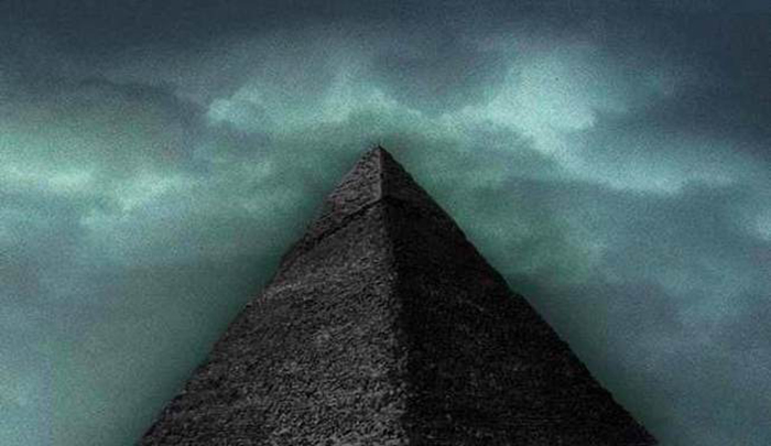 Загадочная четвёртая чёрная пирамида.