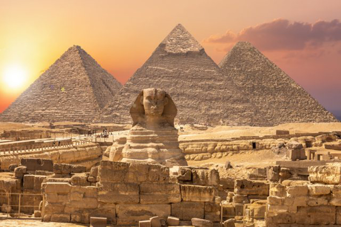 Сфинкс и пирамиды, знаменитое чудо света в Египте.