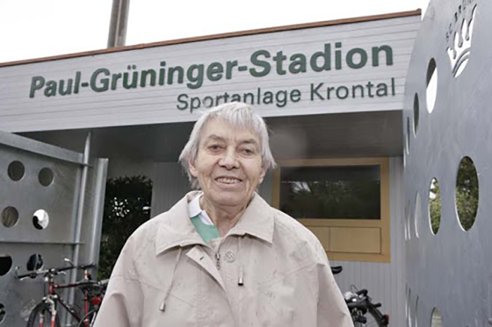 Дочь Пауля Грюнингера возле стадиона, который теперь носит его имя.
