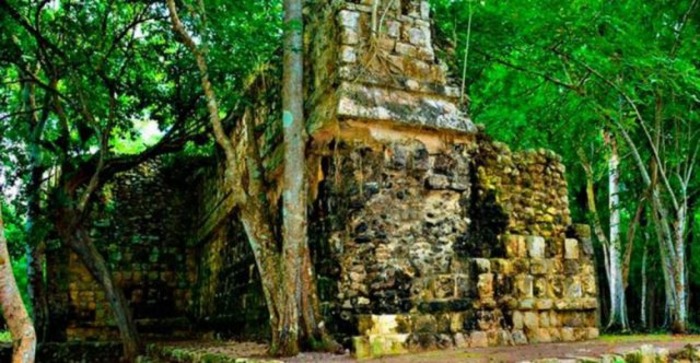 На рубеже 8-9 веков майя массово, как по команде покинули свои города.