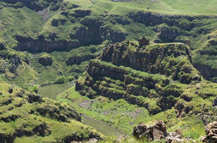 Замок Богородицы на вершине скалы вдоль реки Ахурян.