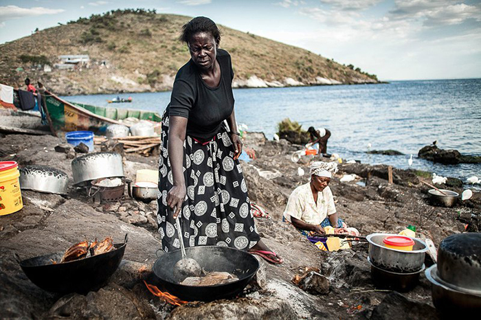 Приготовлением пищи традиционно занимаются местные женщины.