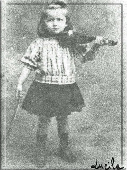 Люсиль Рэндон со скрипкой, около 1910 года.
