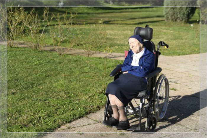 К старости монахиня ослепла и могла передвигаться только на инвалидной коляске.