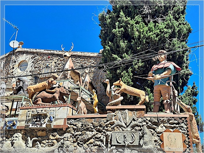 Внешняя стена дома Кана Сегала в Льерсе, Испания, с изображением Охотника и солнечных часов работы художника-аутсайдера Хосе Хиральта.