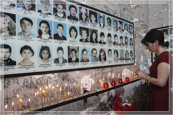 Фотографии погибших в этом теракте в школе.
