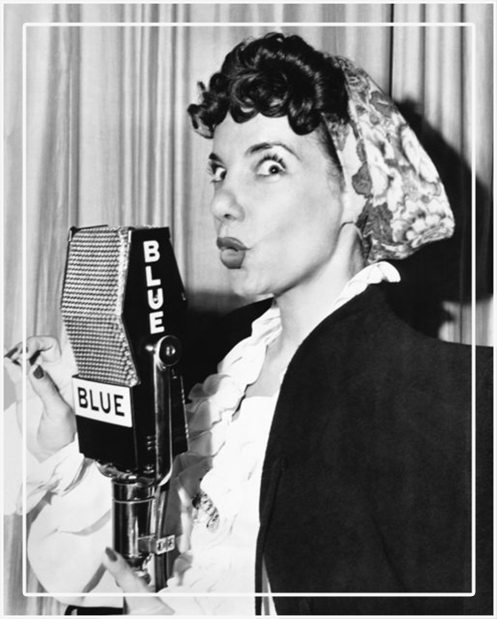 Кармен Миранда выступает в радиосети, около 1945 года.